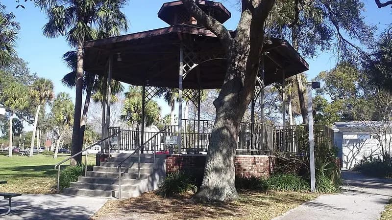 Dunedin, Florida — neighborhood and community scene